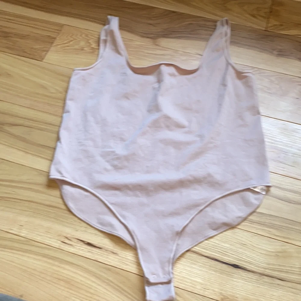 SKIMS ESSENTIAL SCOOP NECK BODYSUIT - Picture 2 of 4